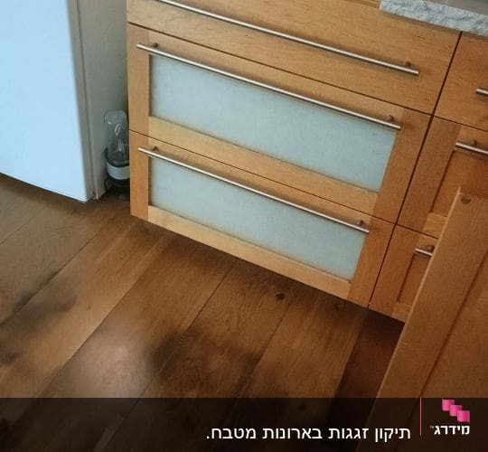 ארונות מטבח עם דלתות זכוכית ומגירות עץ